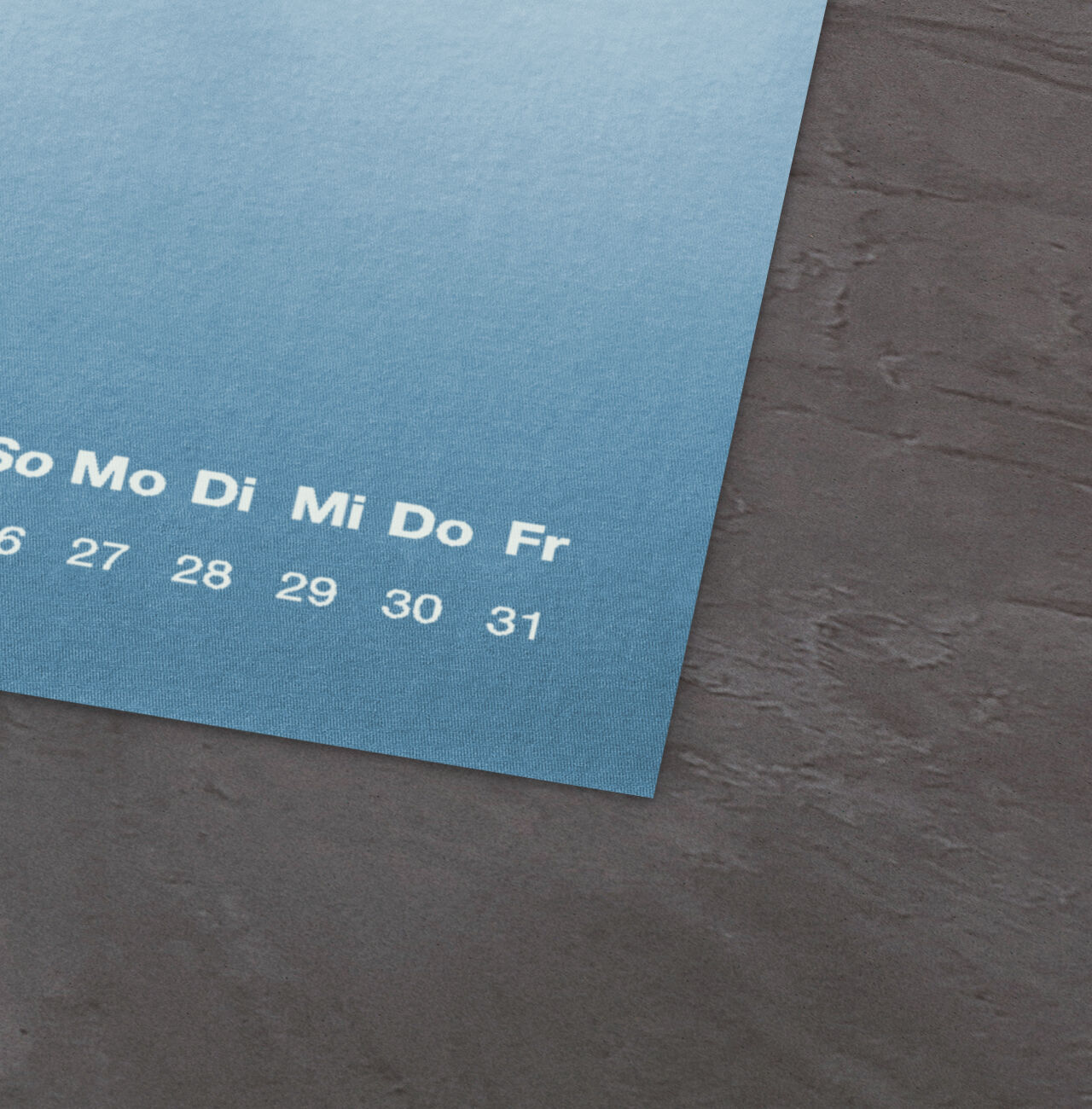 Un calendar creativ cu un gradient delicat și un layout clar pentru zilele lunii.